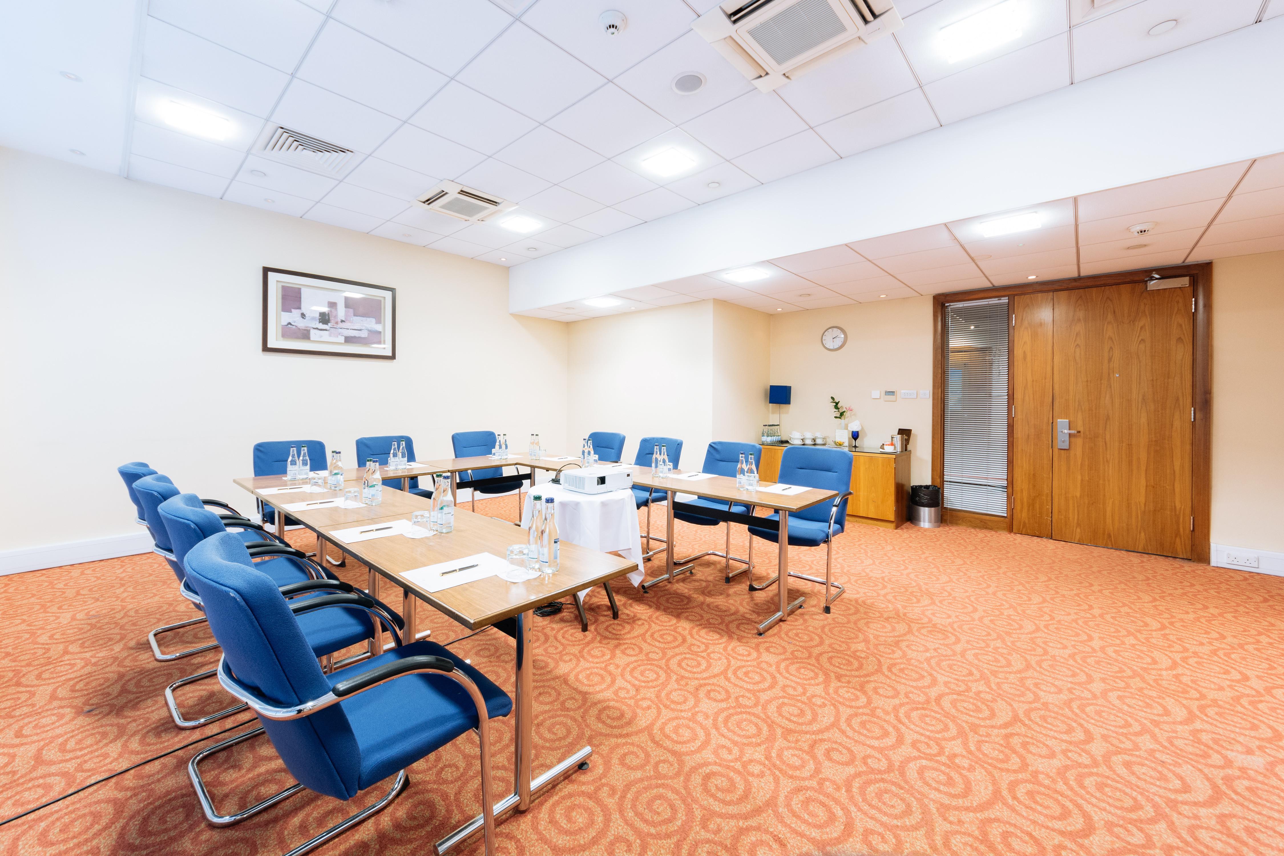 Отель Sofitel London Gatwick Хорли Экстерьер фото Meeting room at the hotel