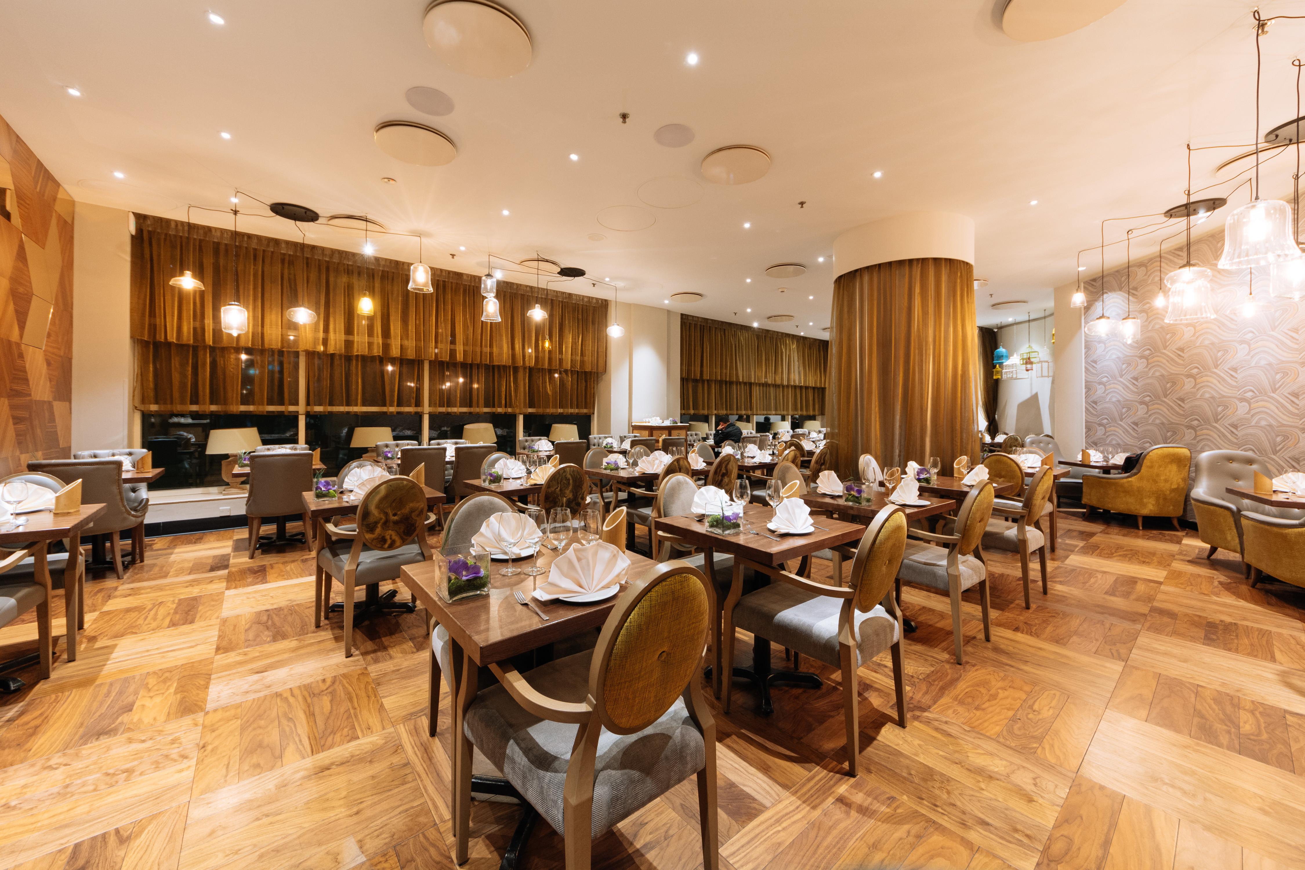 Отель Sofitel London Gatwick Хорли Экстерьер фото Interior of the restaurant
