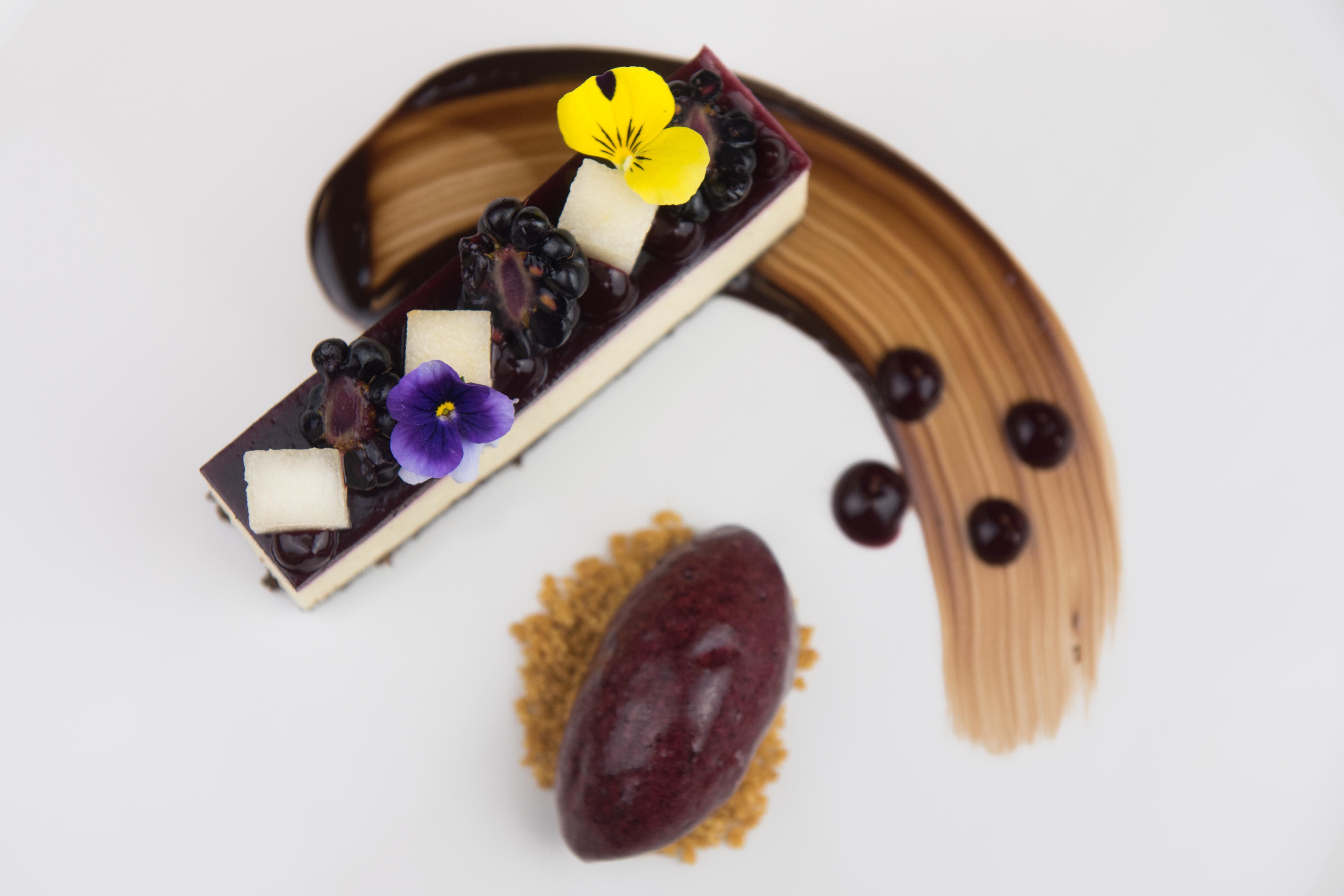 Отель Sofitel London Gatwick Хорли Экстерьер фото Food plating