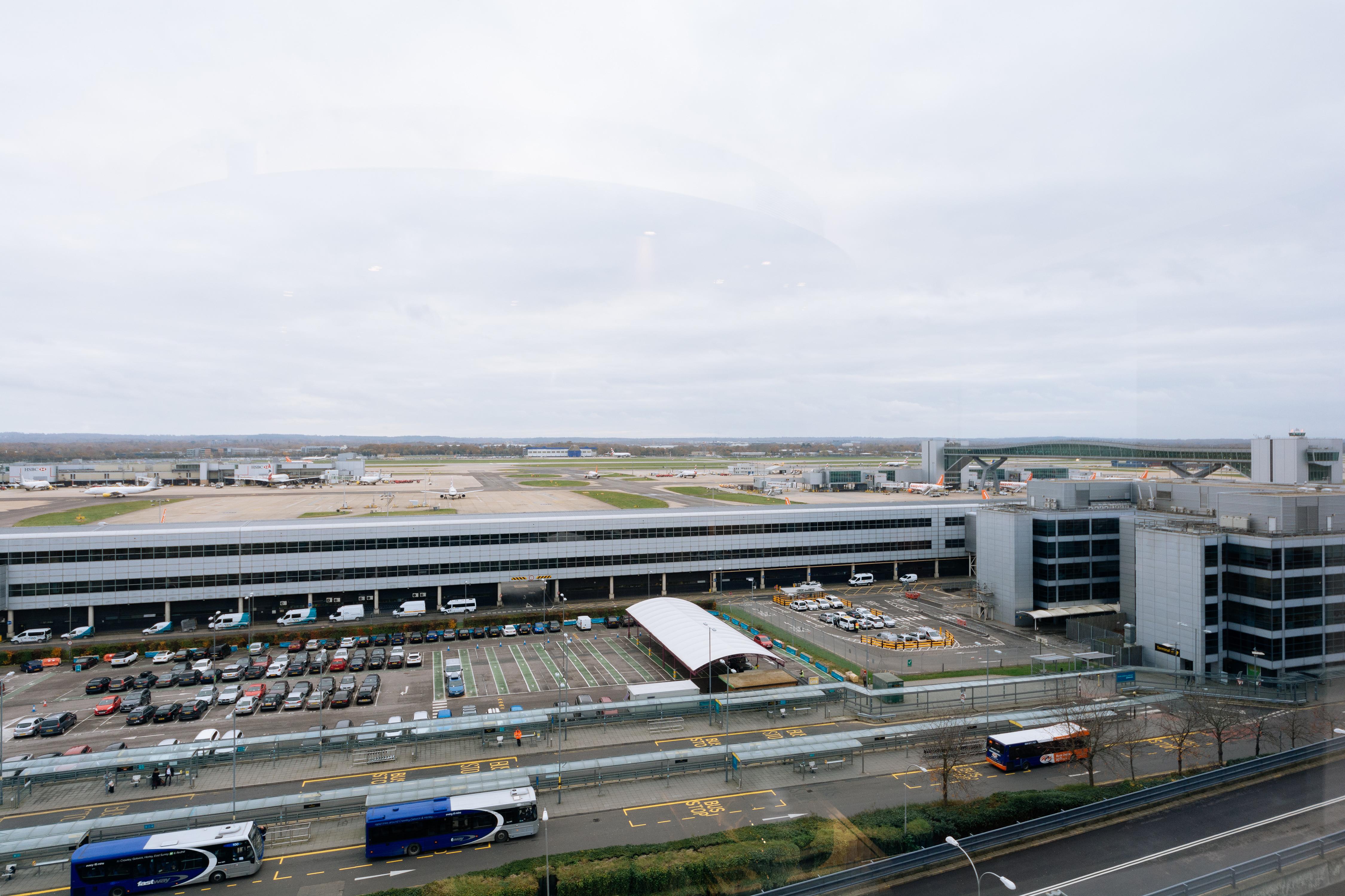 Отель Sofitel London Gatwick Хорли Экстерьер фото London Luton Airport