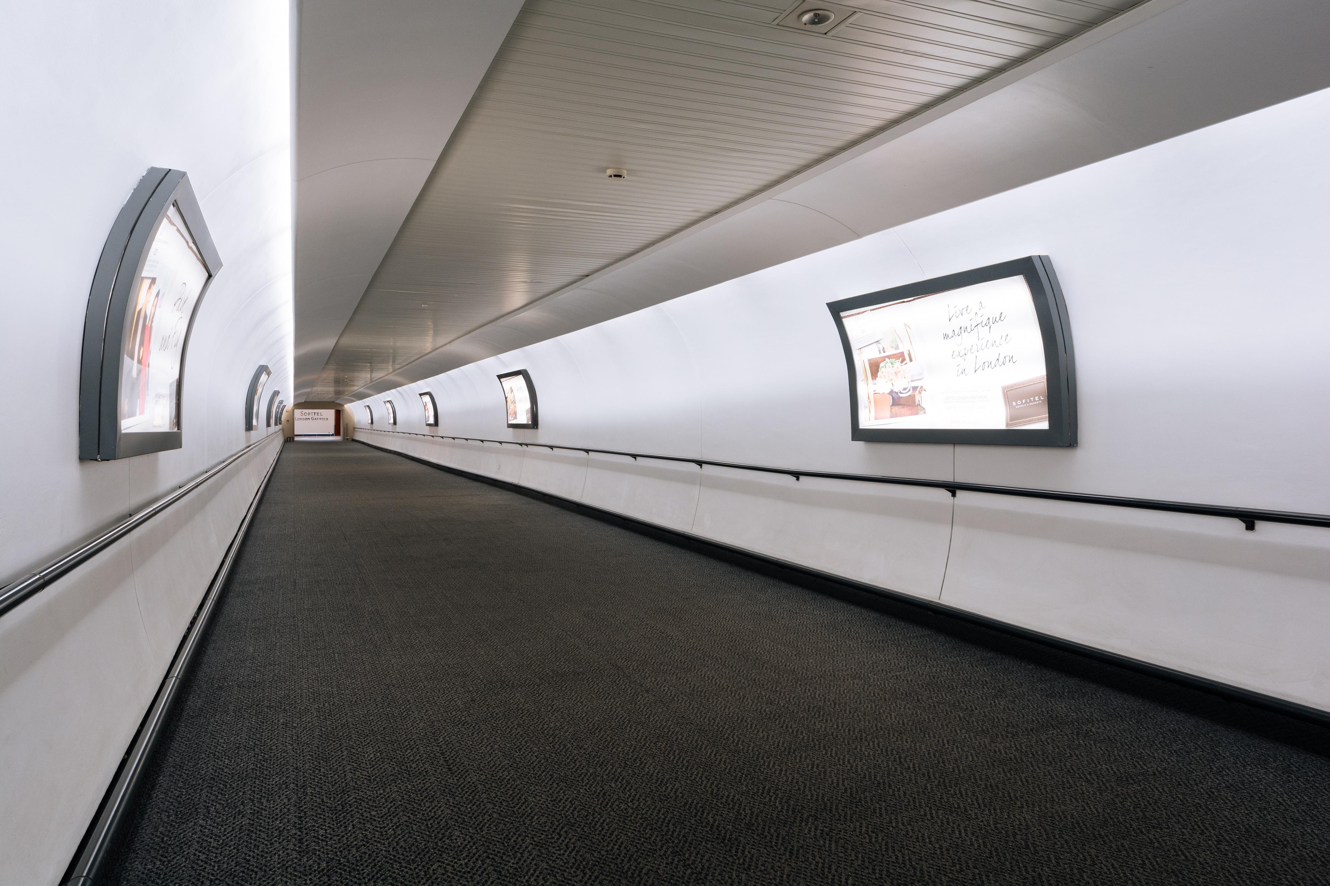 Отель Sofitel London Gatwick Хорли Экстерьер фото Advertising in the tunnel