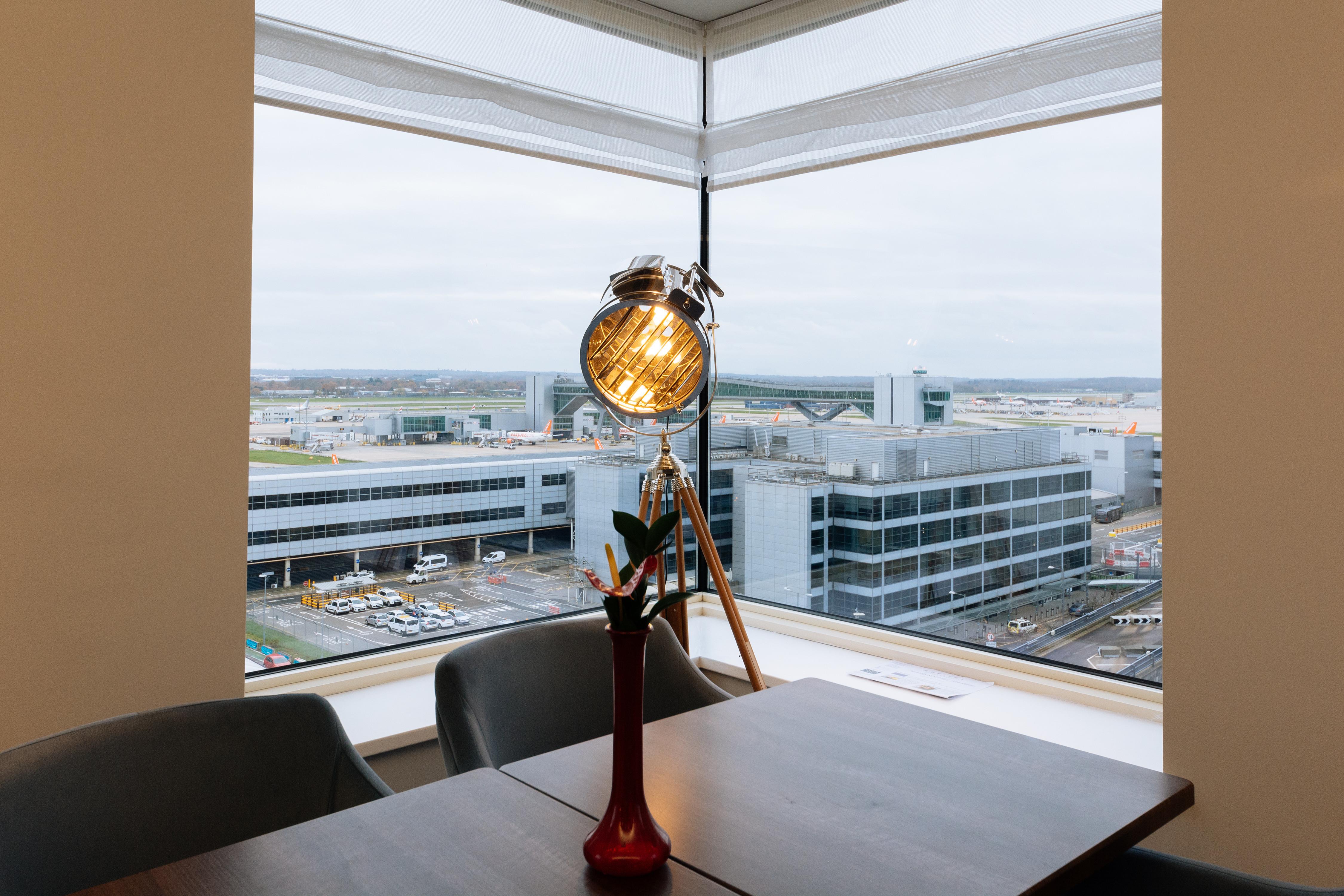 Отель Sofitel London Gatwick Хорли Экстерьер фото The view from the office