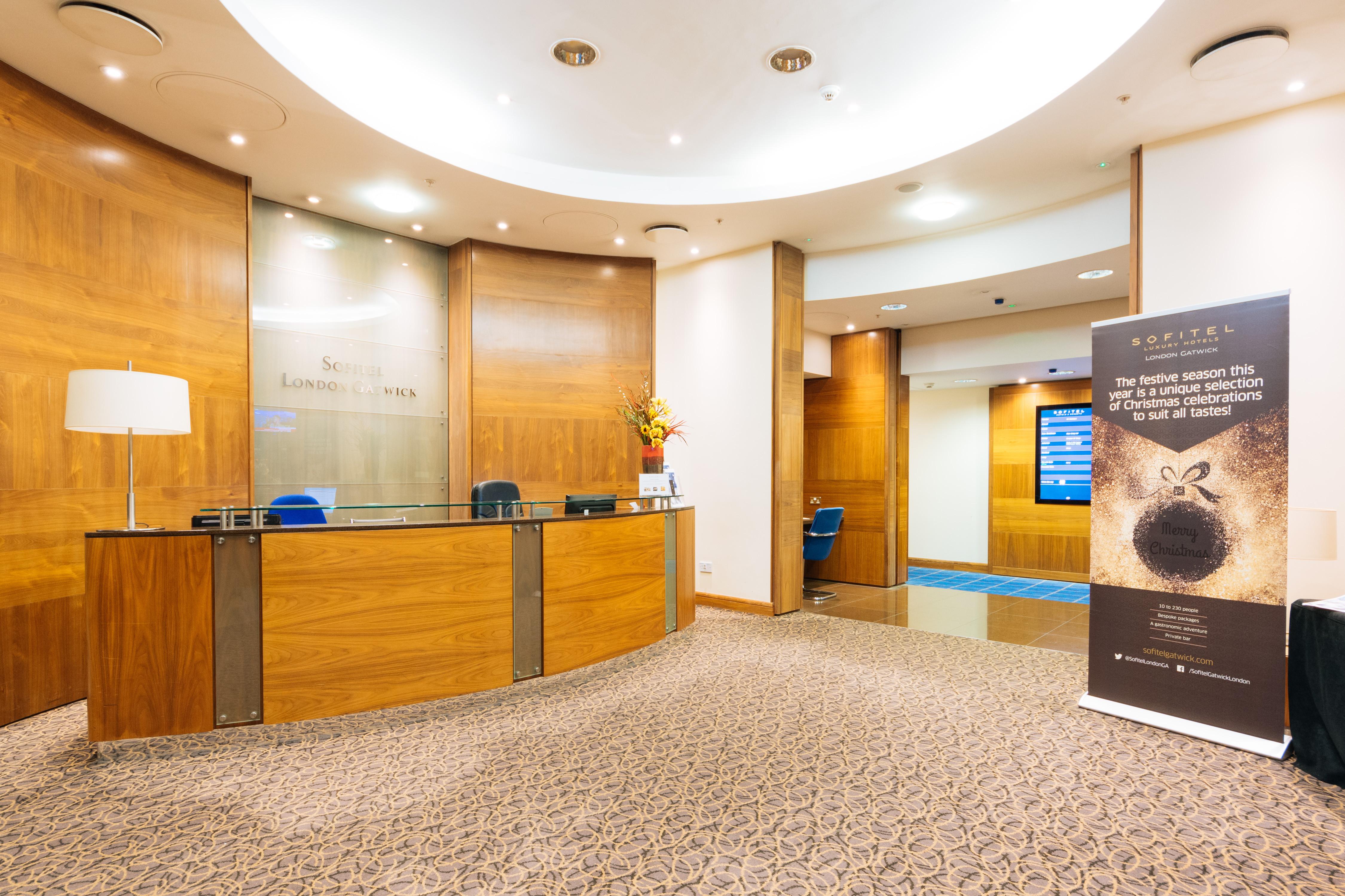 Отель Sofitel London Gatwick Хорли Экстерьер фото Reception of the Sofitel London Gatwick