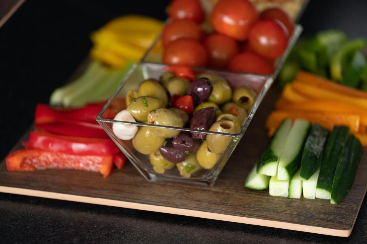 Отель Sofitel London Gatwick Хорли Экстерьер фото Oliven and vegetables