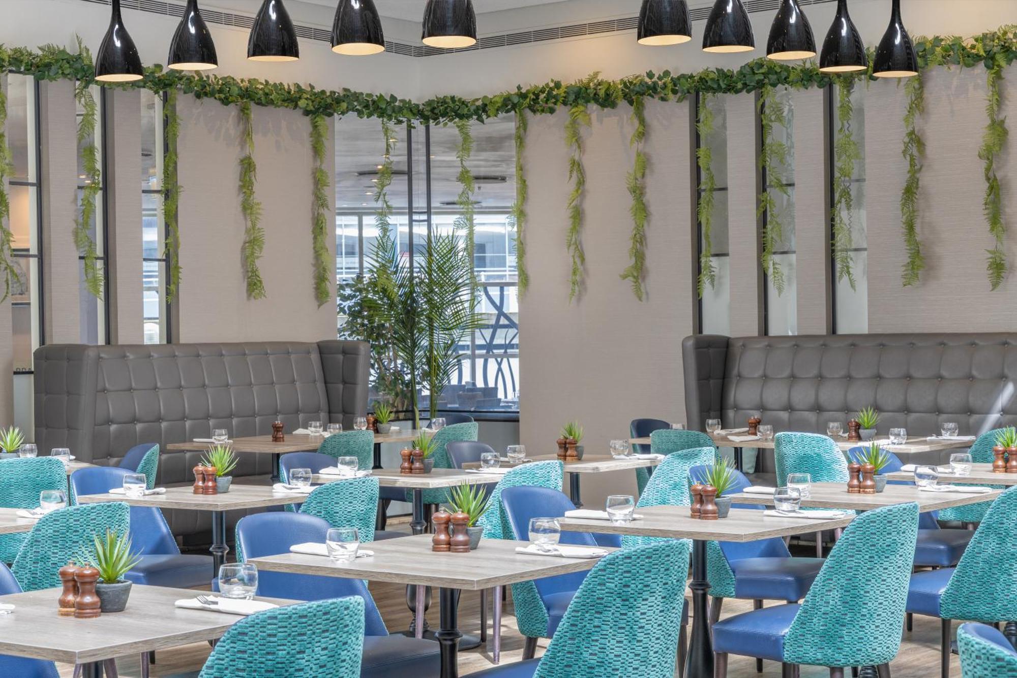 Отель Sofitel London Gatwick Хорли Экстерьер фото The interior of the restaurant