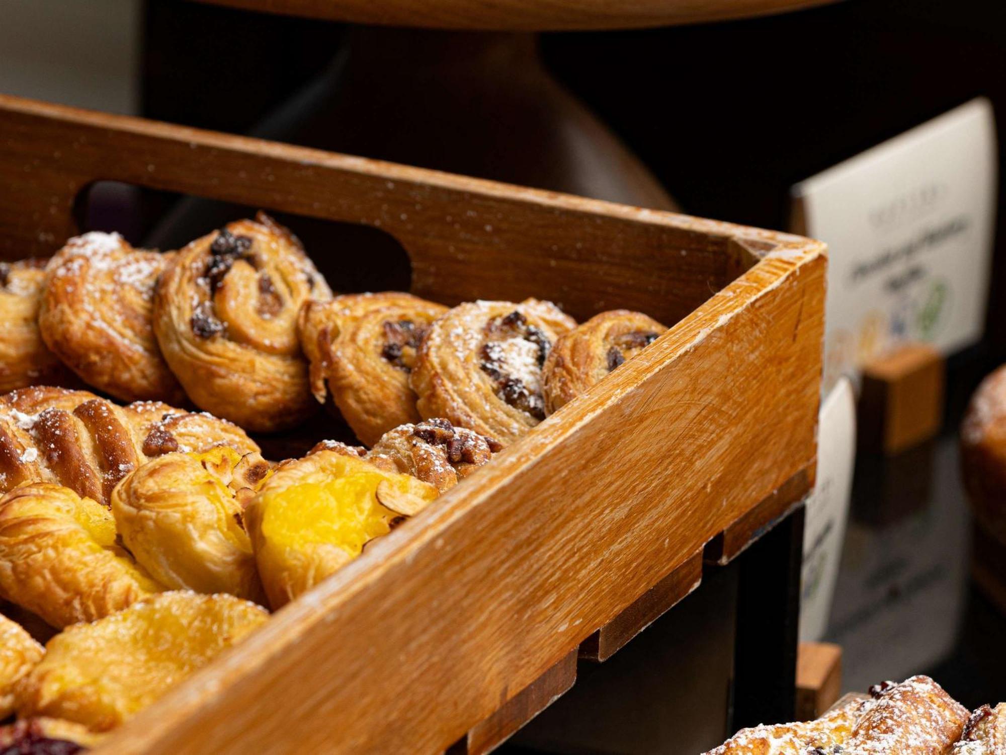 Отель Sofitel London Gatwick Хорли Экстерьер фото Danish pastry