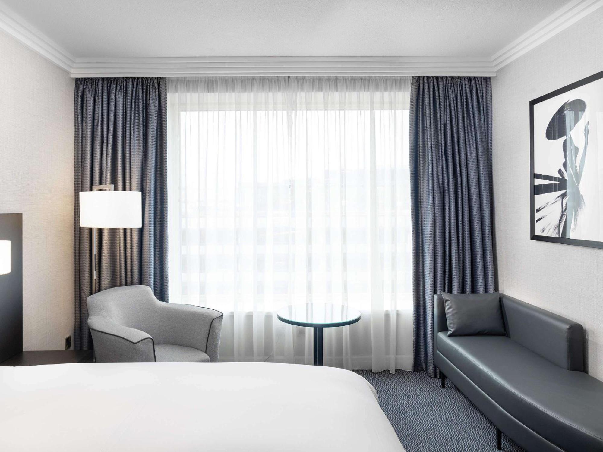 Отель Sofitel London Gatwick Хорли Экстерьер фото Window curtain