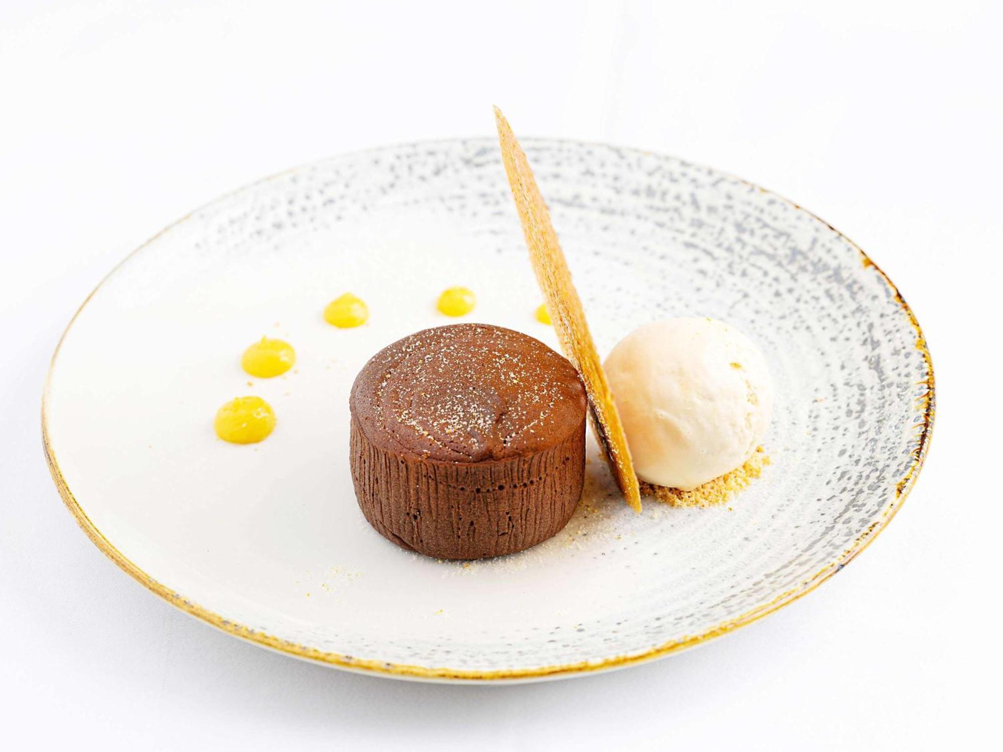 Отель Sofitel London Gatwick Хорли Экстерьер фото Chocolate Soufflé