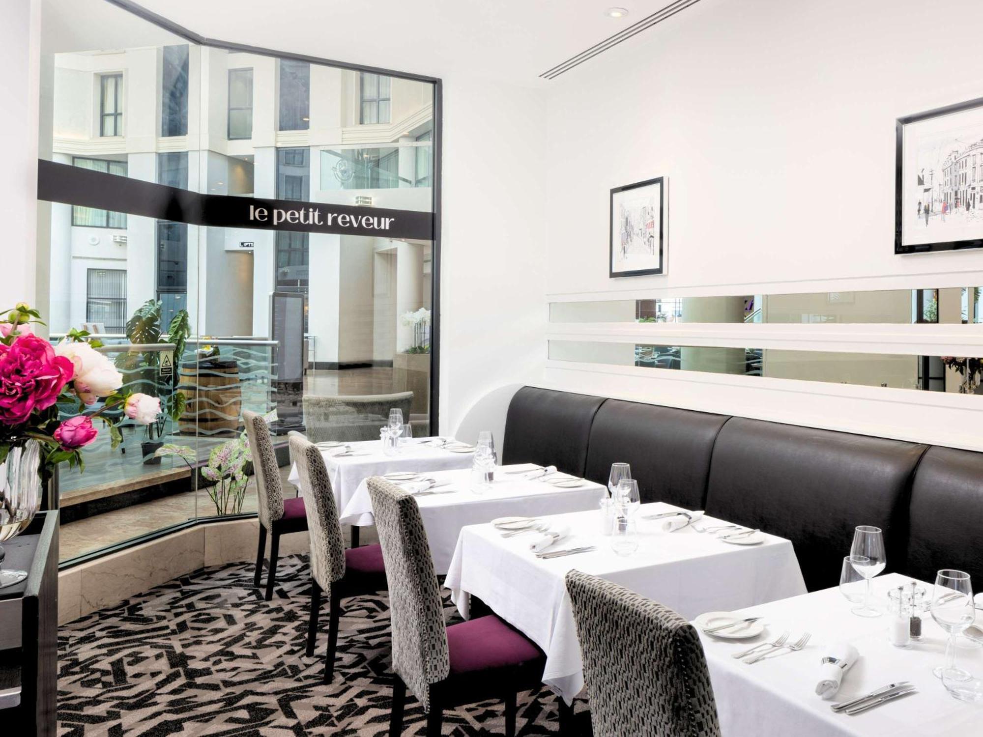 Отель Sofitel London Gatwick Хорли Экстерьер фото Le Petit Reveur