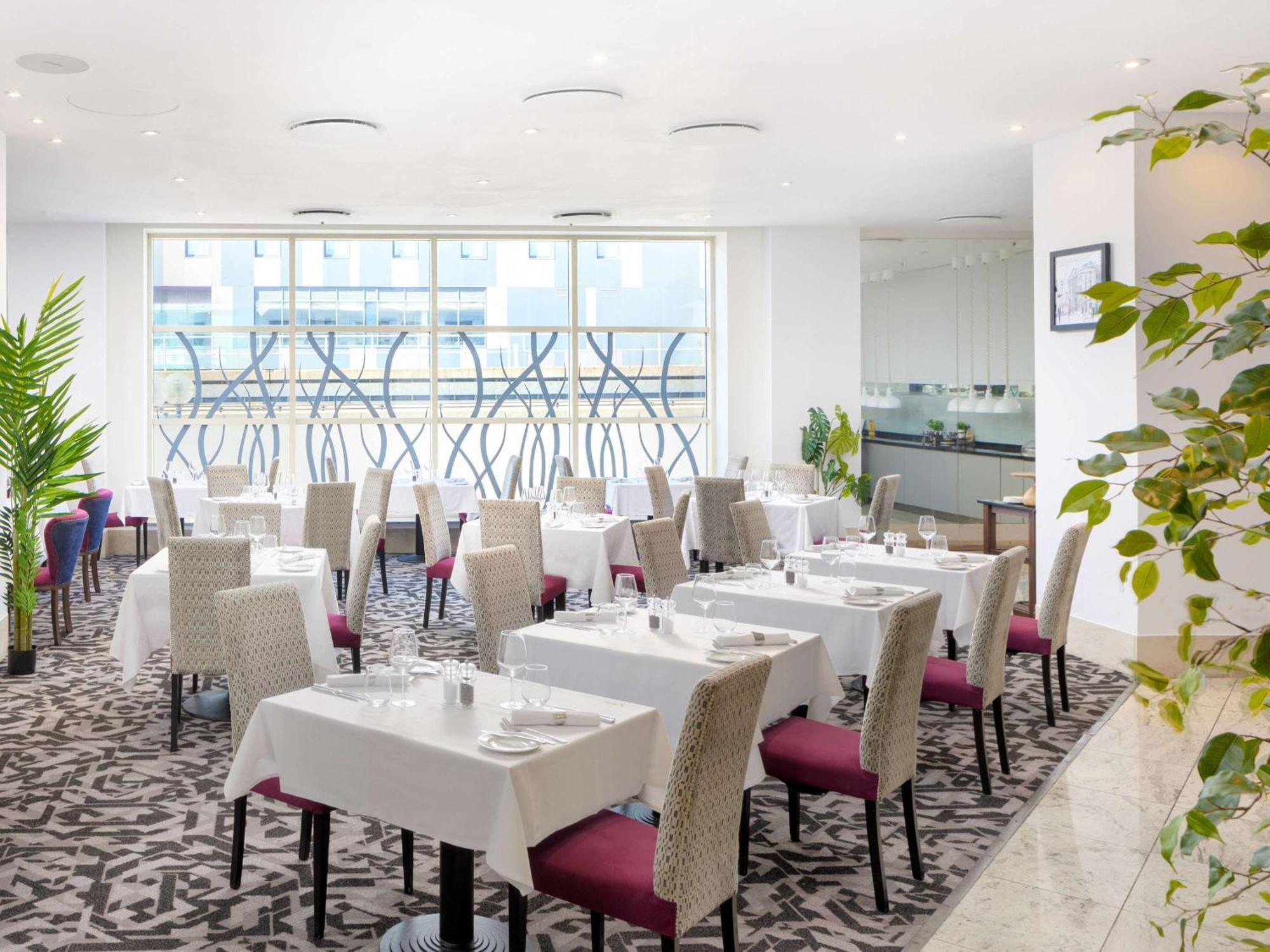 Отель Sofitel London Gatwick Хорли Экстерьер фото The restaurant