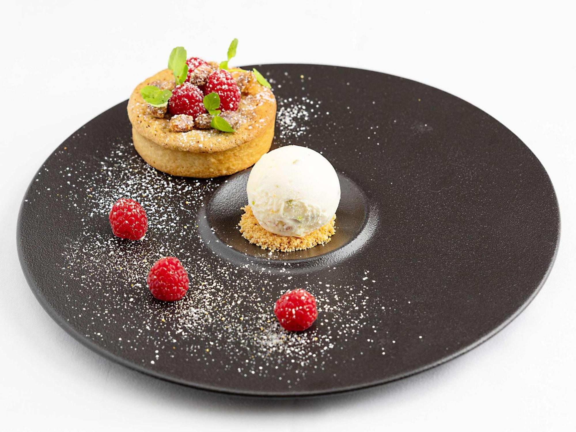 Отель Sofitel London Gatwick Хорли Экстерьер фото A dessert at a restaurant