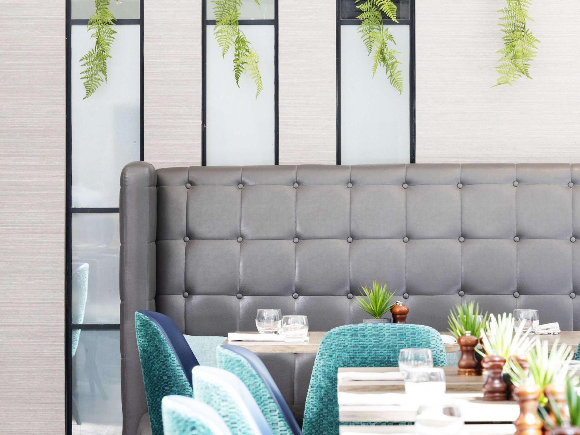 Отель Sofitel London Gatwick Хорли Экстерьер фото The interior of a restaurant